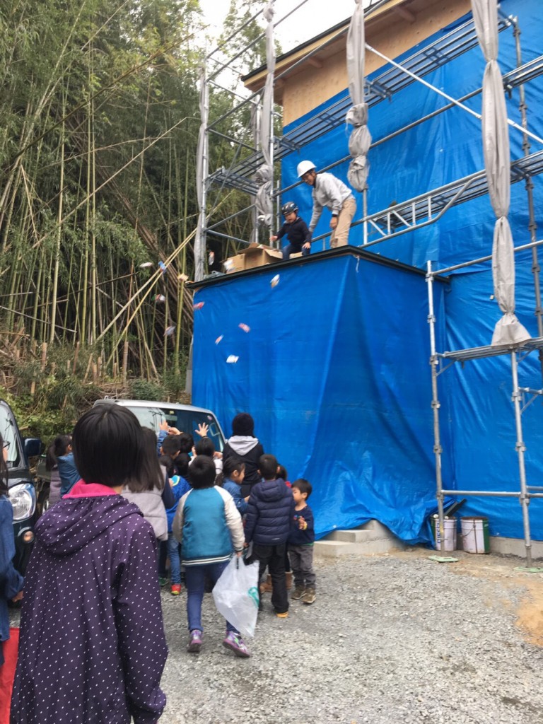 早島町新築工事　お菓子投げの写真④